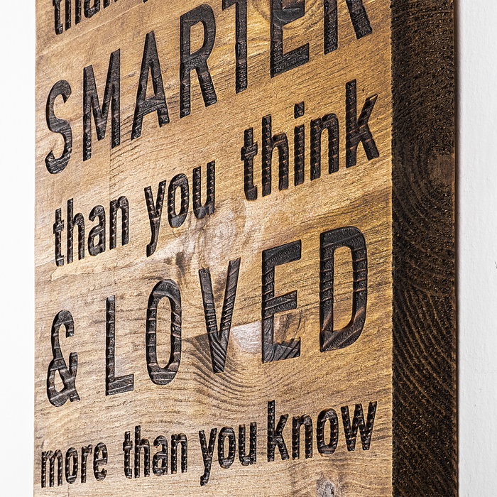 Wallity Braver Stronger Smarter Loved Escultura de pared de madera Nogal y negro